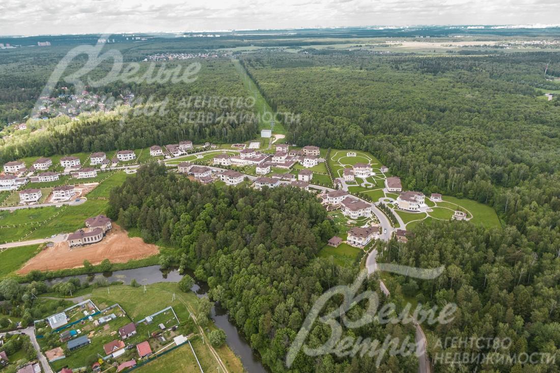 Поселок Идиллия на берегу реки Пахра