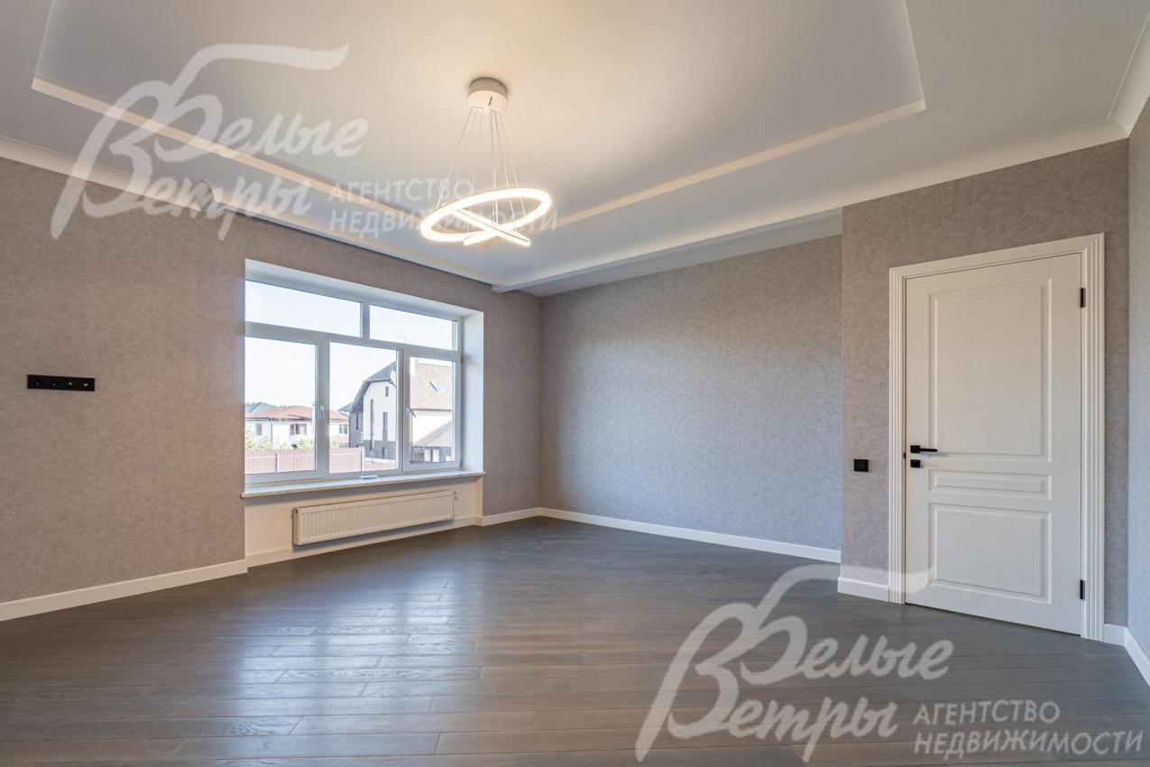 Пол второго этажа - паркетная доска высокого класса. На стенах венецианская декоративная штукатурка.