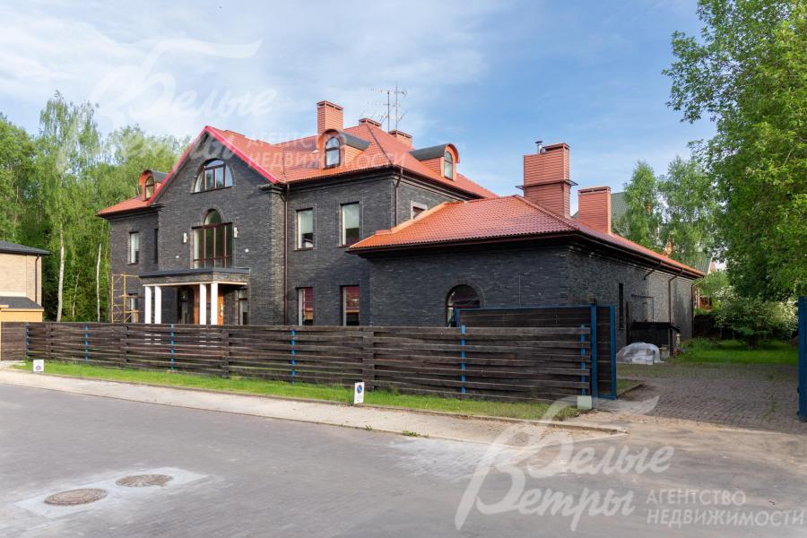 Дом облицован кирпичом из натурального сланца, огражден плетью, что прдаёт европейский деревенский шарм