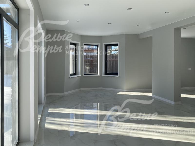 Современная отделка в светлых тонах Эркерное окно в гостиной