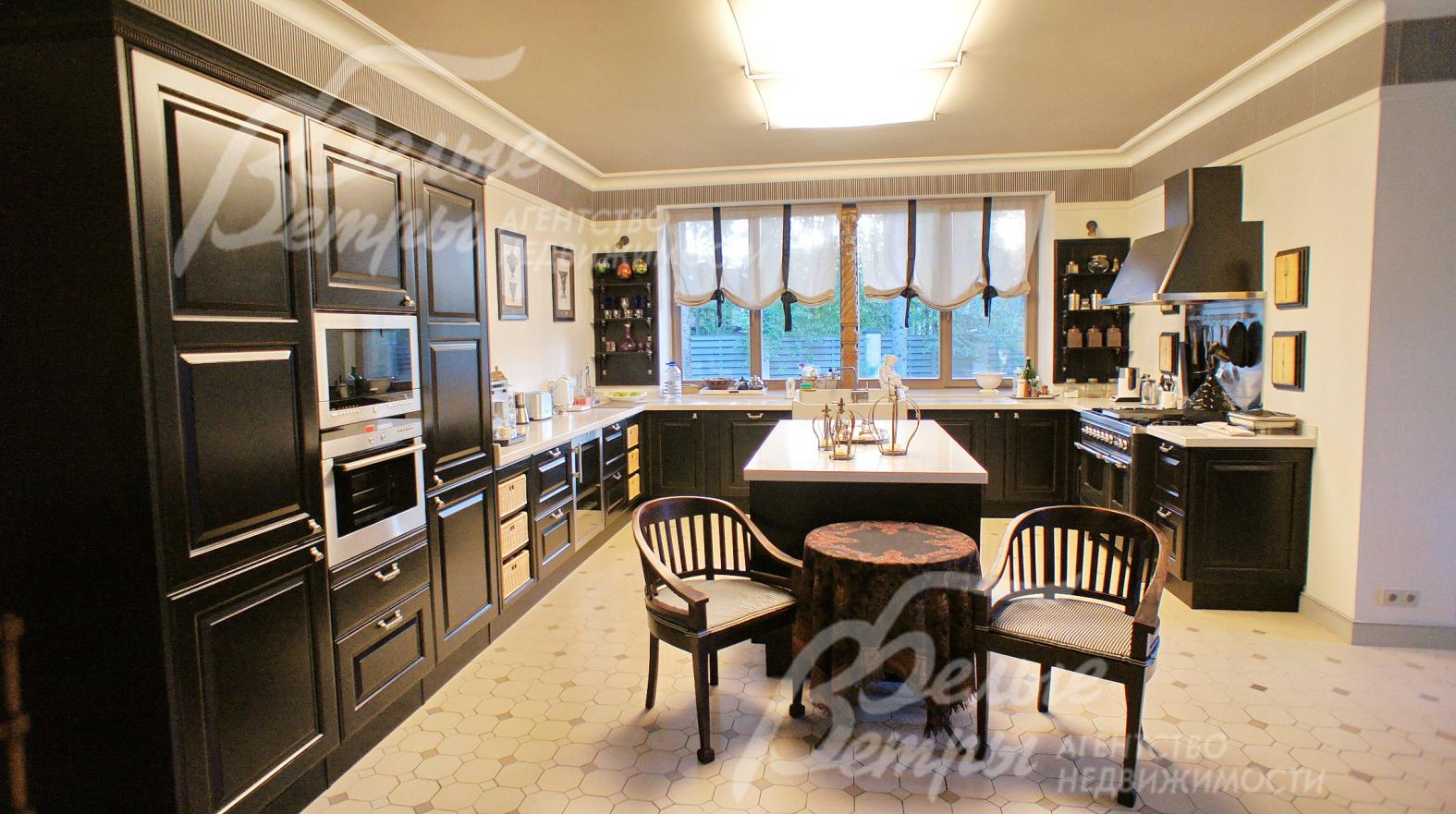 Кухня укомплектована современной бытовой техникой