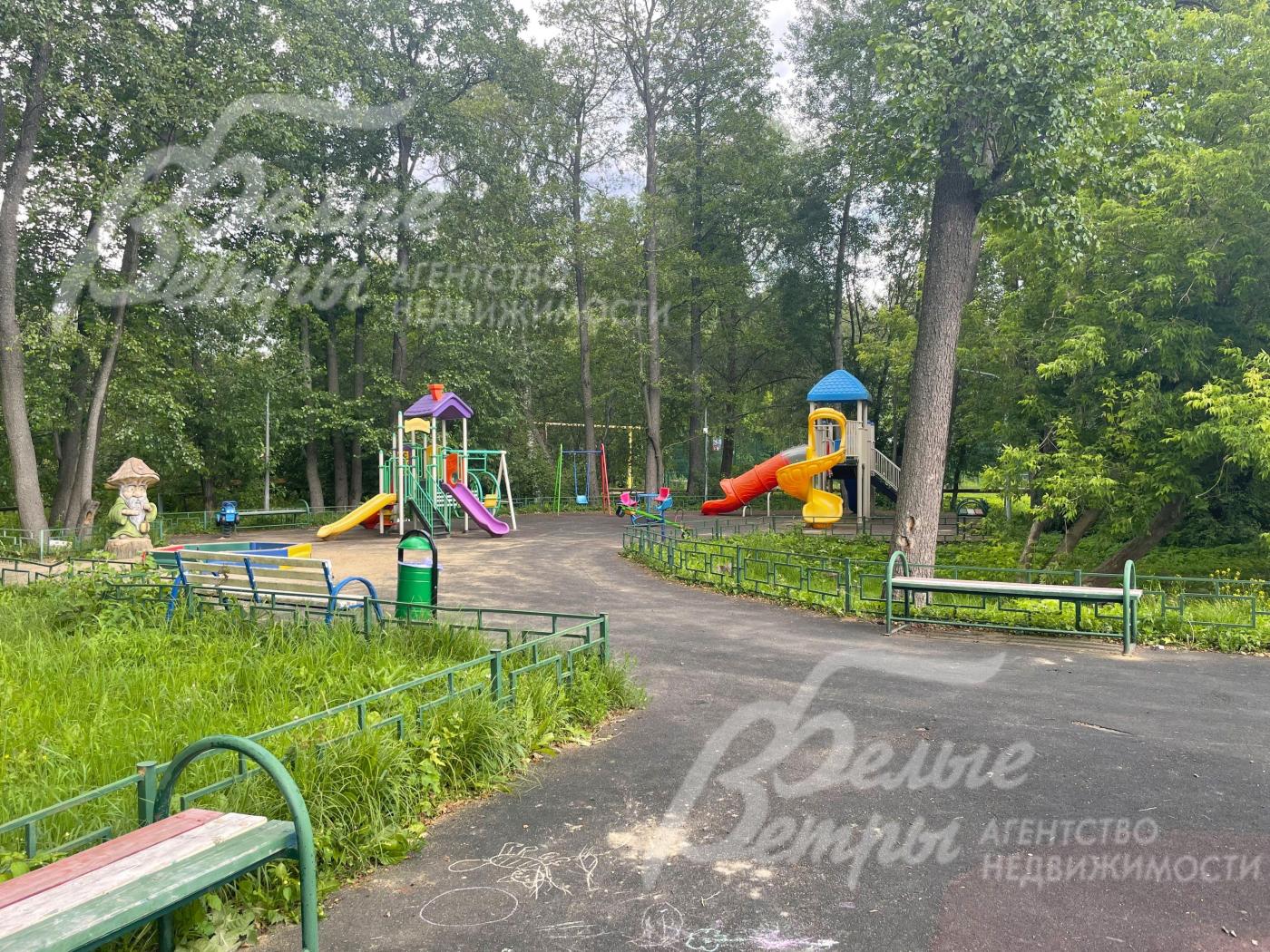 Детская игровая площадка в поселке.