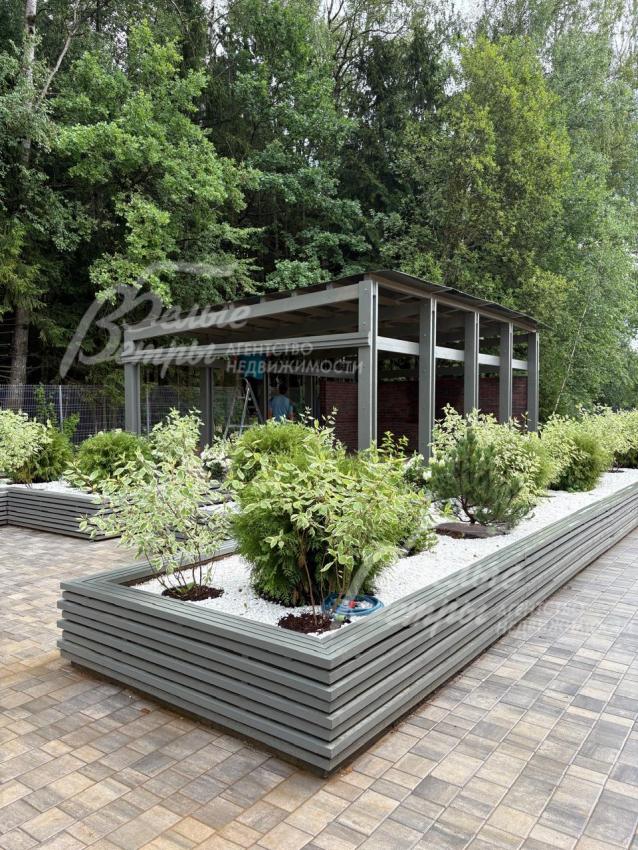 Пространство между кустарниками на клумбах оформлено белой декоративной мульчей