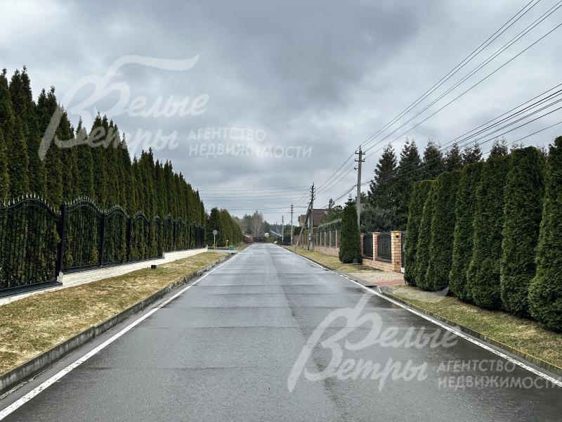 Широкие дороги в поселке Две Поляны на Калужском шоссе