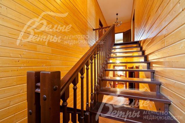 Лестница из натурального дерева