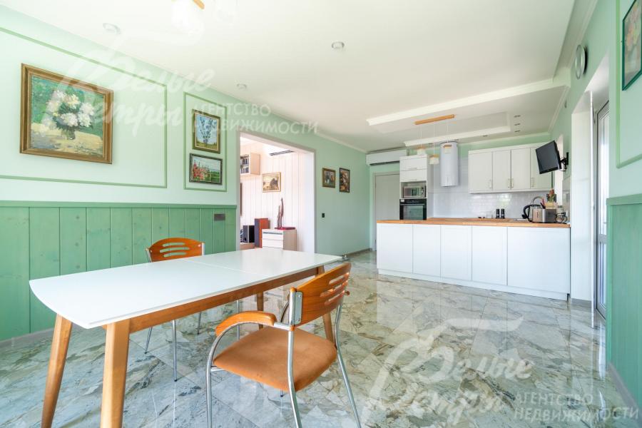 В кухне-столовой рабочая зона и обеденная зона 