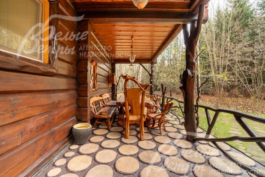 Пол террасы выложен архитектурным бетоном с имитацией среза пенька с заполнением промежутков по технологии «каменный ковер»