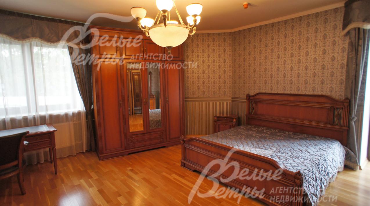 Спальня 28 кв.м с санузлом и выходом на балкон 10.5 кв.м