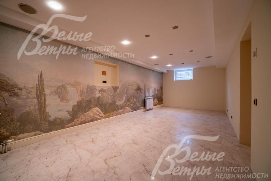 На цокольном этаже - просторное помещение 31 кв.м, которое можно оборудовать под спортзал