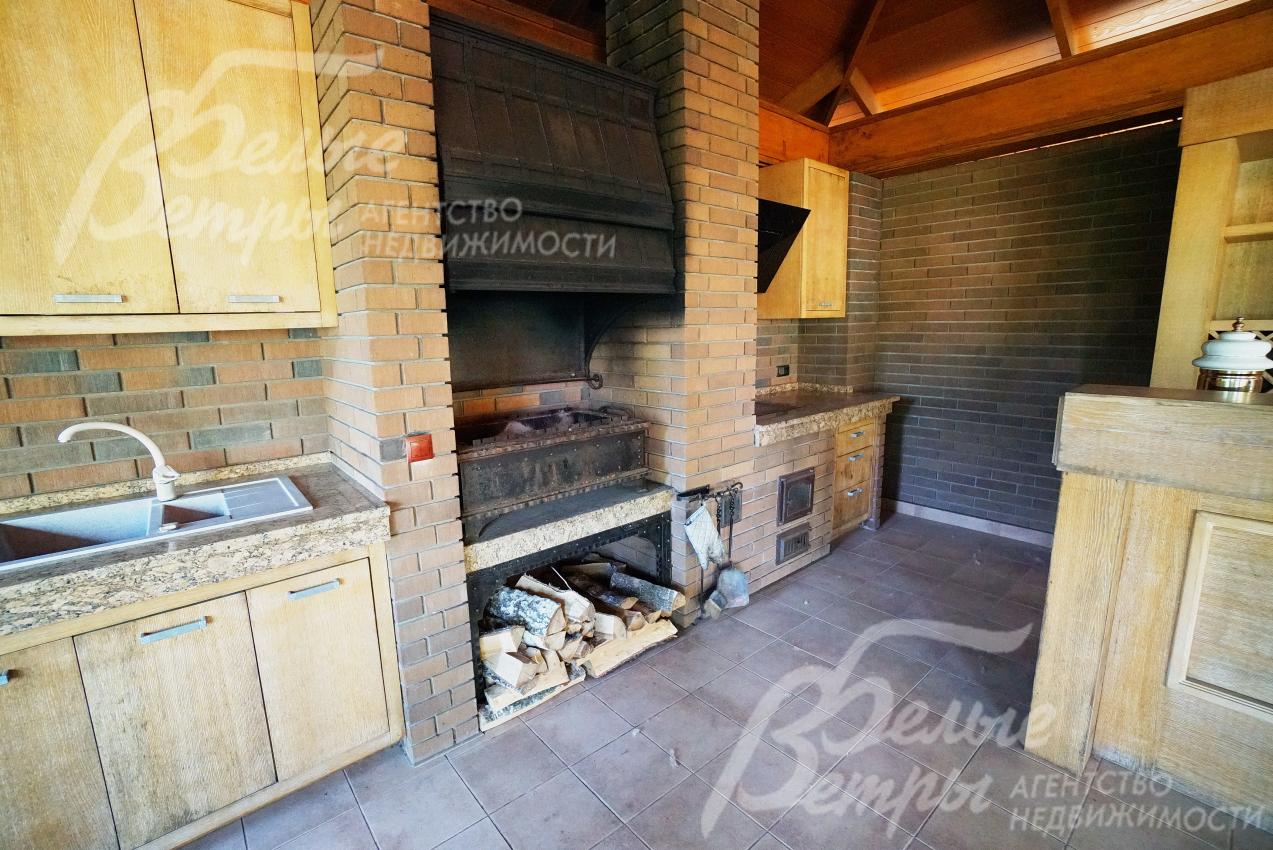 В беседке находятся мангал, печь, бар