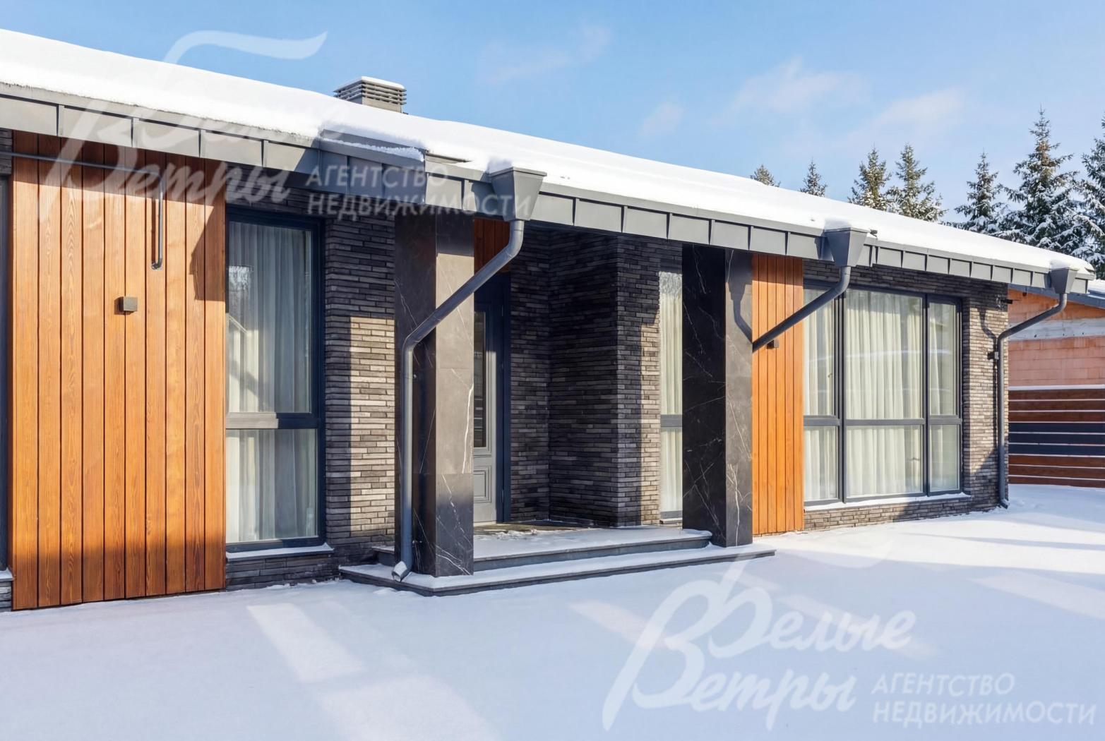 Дом облицован ригельным кирпичом с элементами из планкена лиственницы