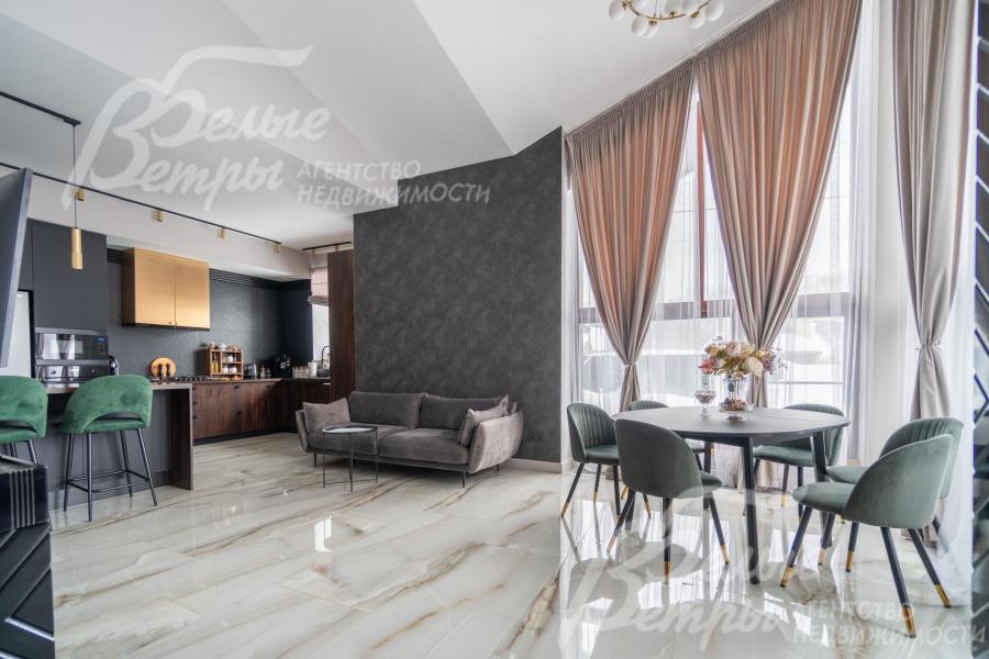 В зоне кухни - большие окна в пол, керамогранит Laparet Stubay Onyx Crema с эффектом льда