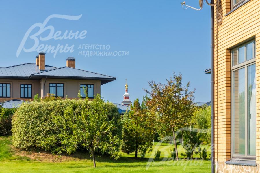 Вид на старинный храм с участка