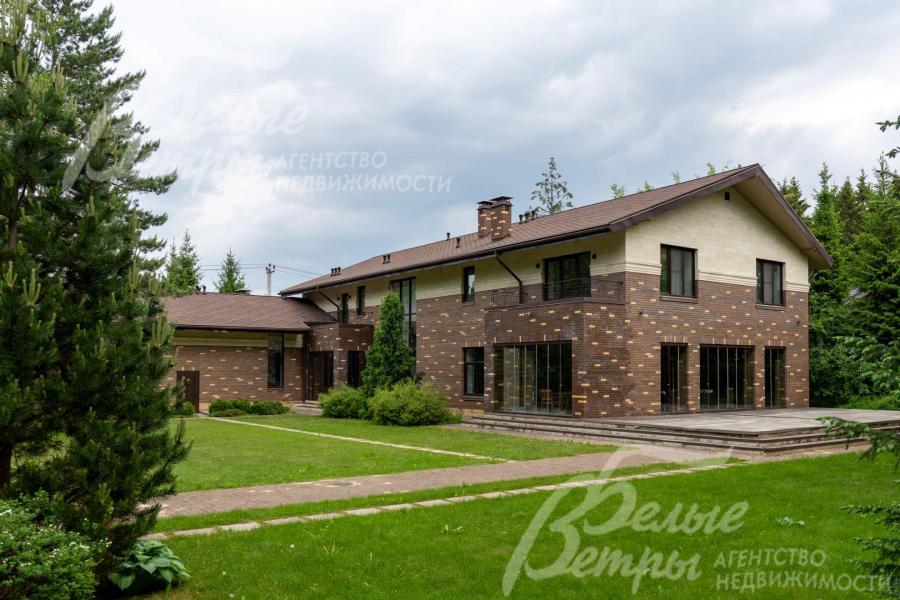 Коттедж 569 кв.м, состоящая из основного и гостевого домов, соединенных между собой теплым тамбуром.