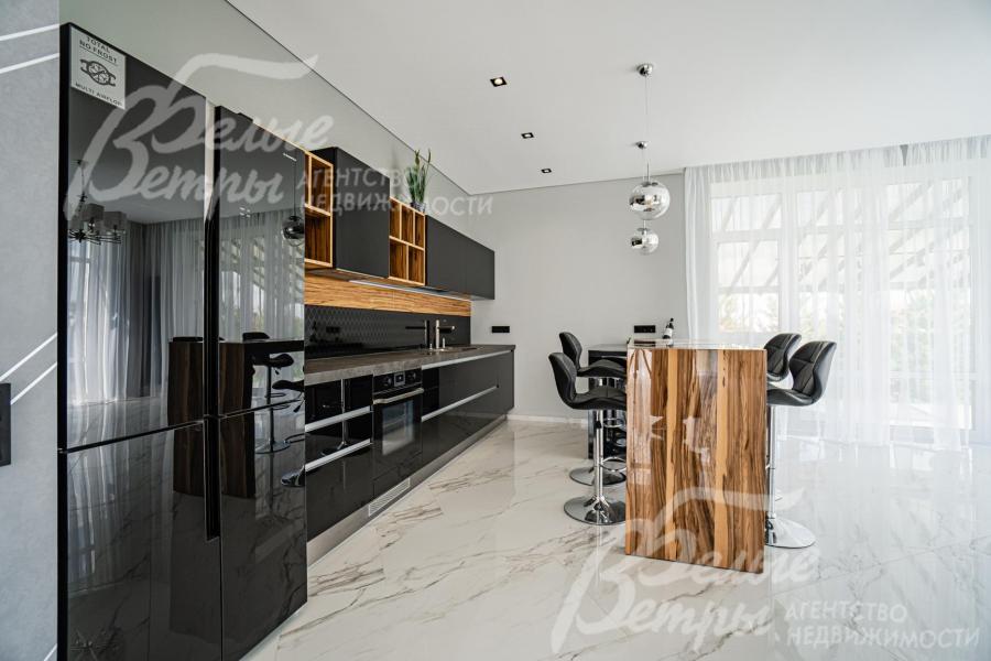 Стильный кухонный гарнитур со встроенной техникой