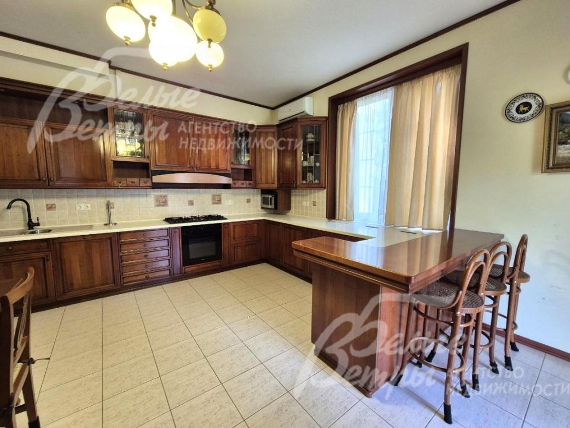 Барная стойка также выполнена из массива вишни.