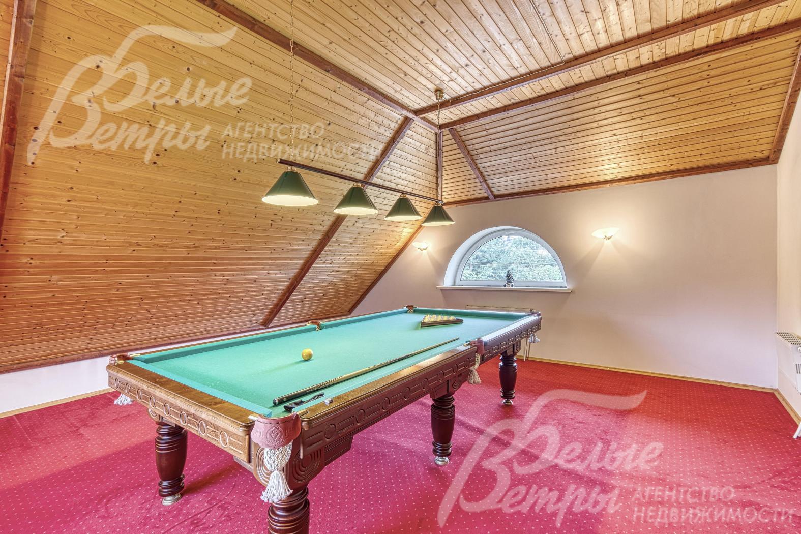В бильярдной установлен стол для русского бильярда