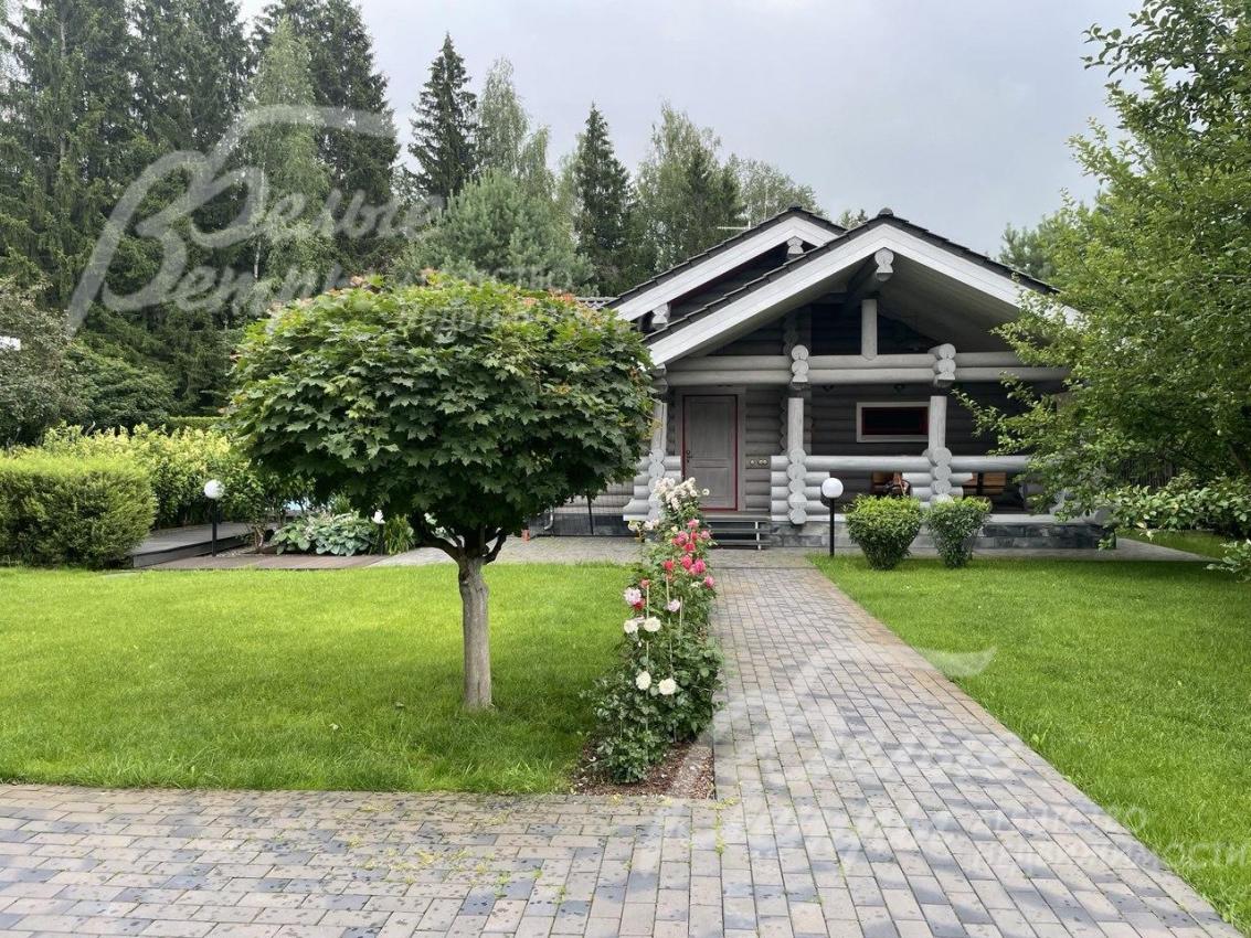 Баня в стиле дома на участке