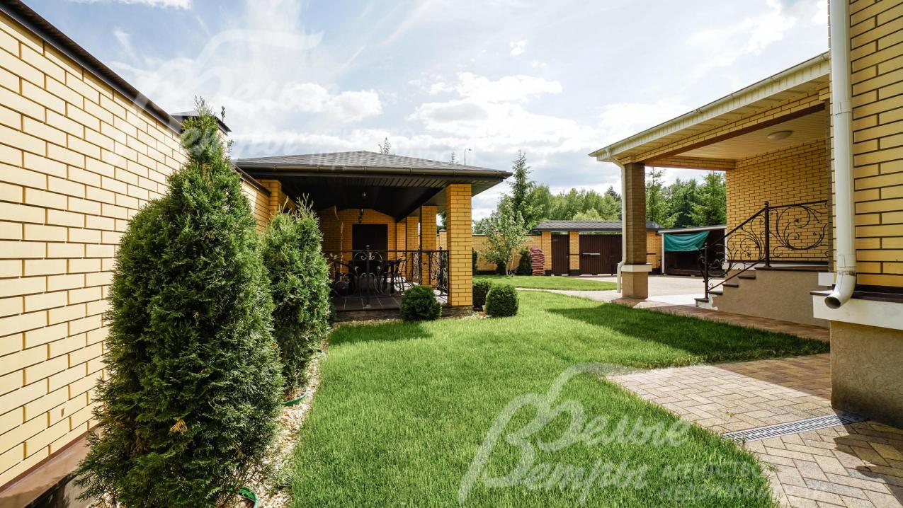 Вымощены дорожки (брусчатка с гранитным напылением)