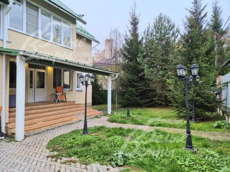 На участке освещение