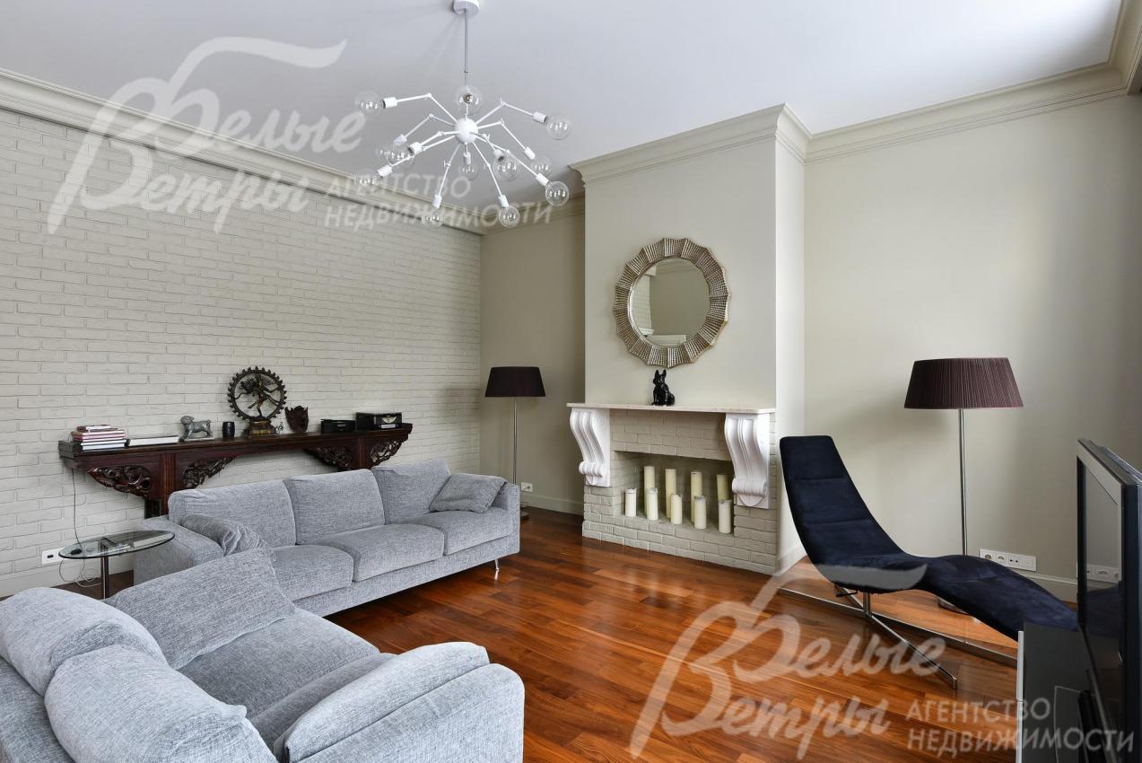 В квартире много света за счет высокого потолка более 3 м