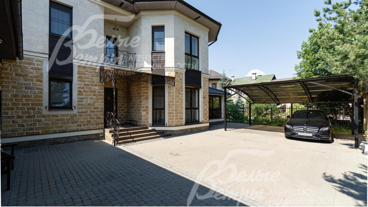 Зона парковки автомобиля вымощена брусчаткой