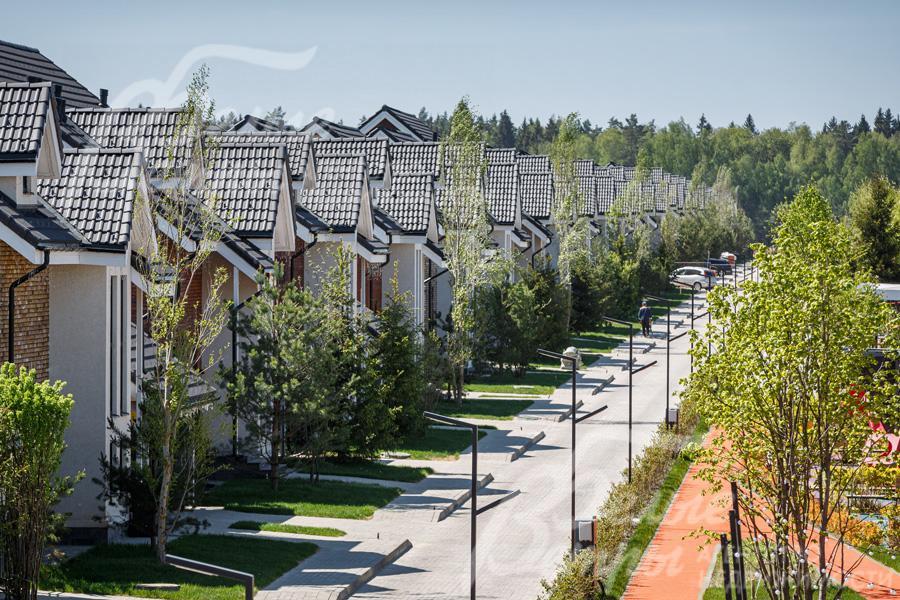 Дома в едином архитектурном стиле в поселке Резиденция Булатово.