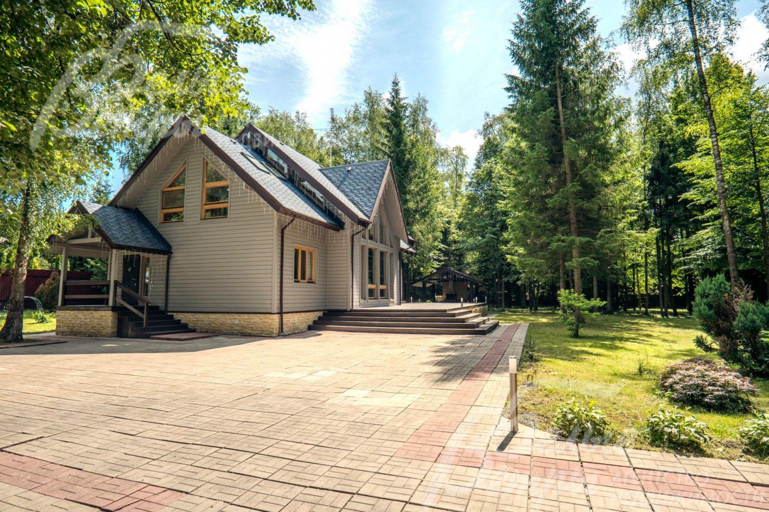 Лес на участке прорежен, растут лиственницы, берёзы, сосны, яблони