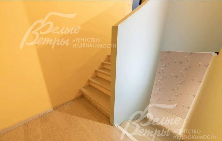 В доме - функциональный жилой мансардный этаж с многоуровневыми потолками