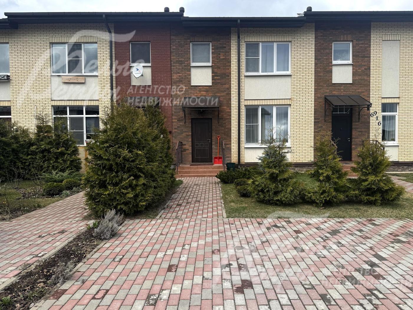 Меблированный таунхаус в стиле классической архитектуры с благородной кирпичной облицовкой стен