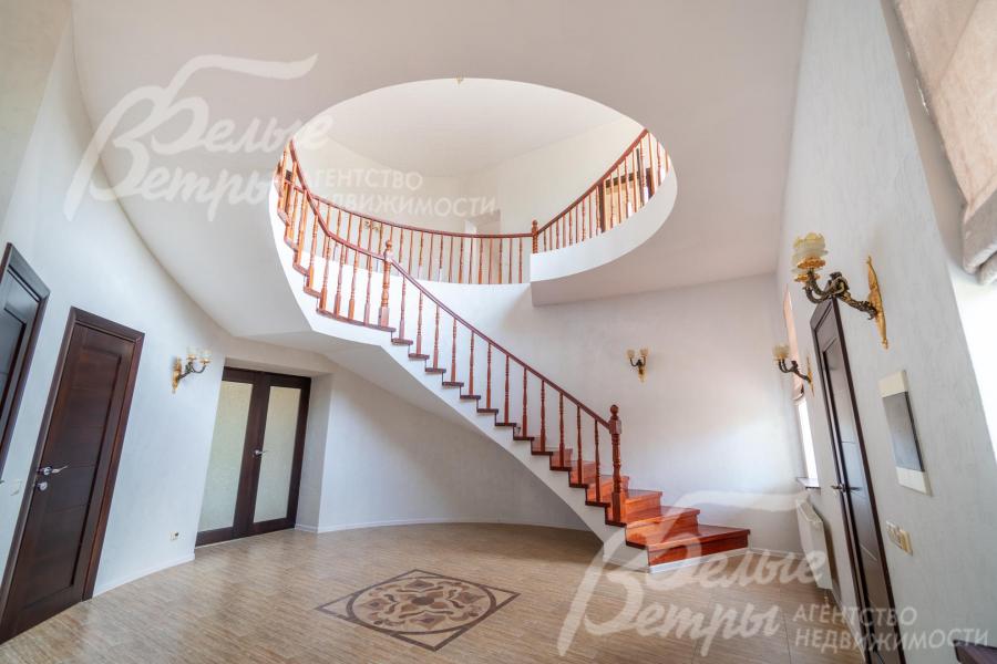 В холле дома - второй свет 