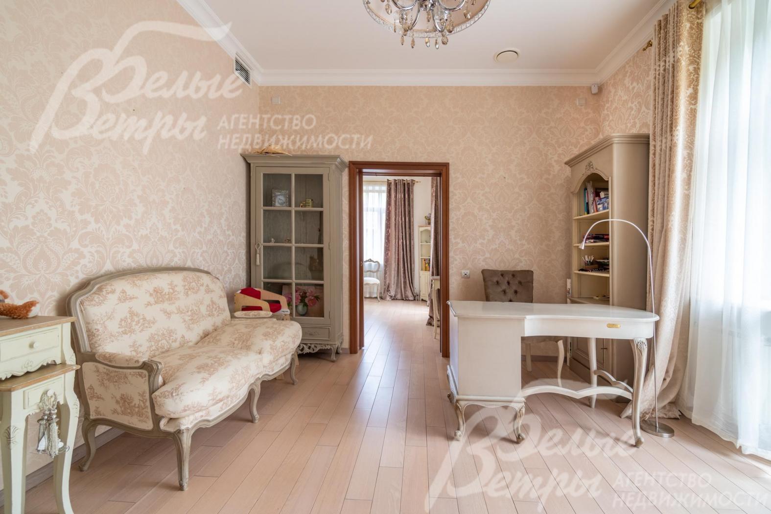 Кабинет на втором этаже с диваном