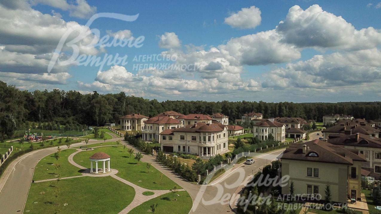 Все дома построены в едином стиле дворянских усадеб в поселке Идиллия