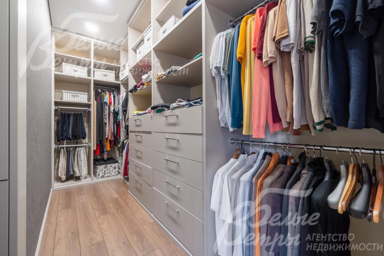 Также в мастер-блоке находится гардеробная  с функциональной системой хранения