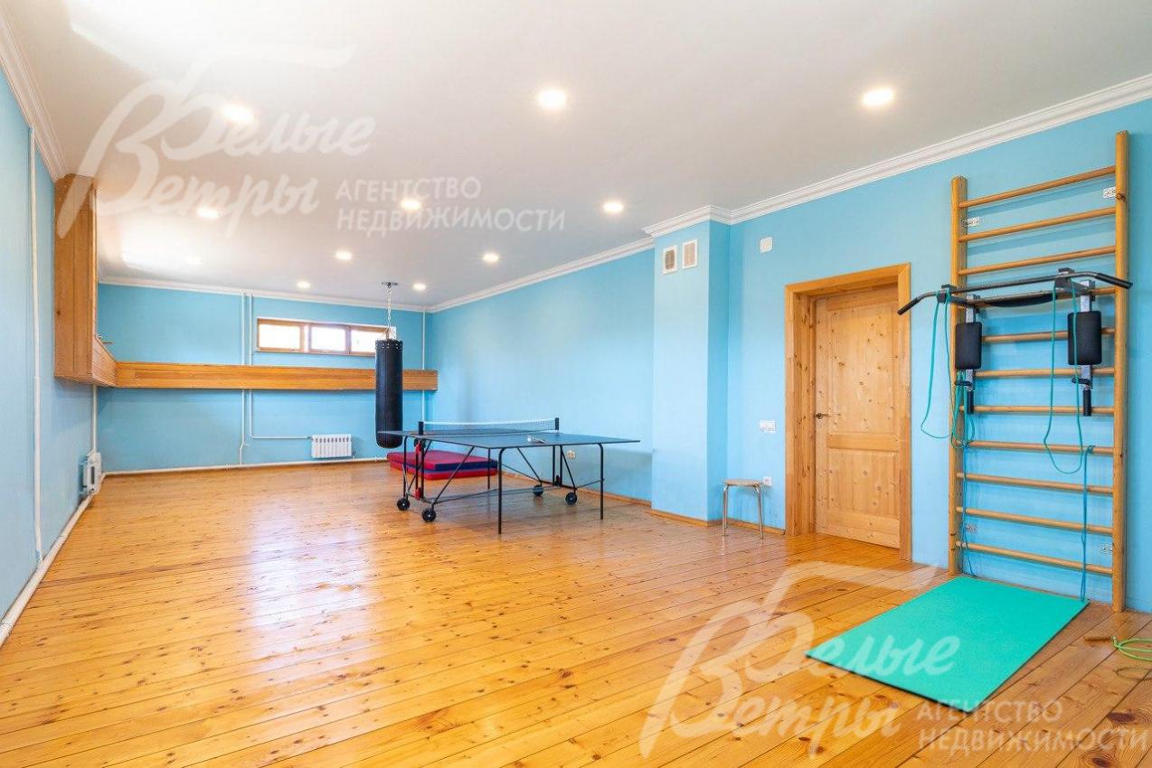 Тренажерный зал 52 кв.м в цоколе с теннисным столом, шведской стенкой и турником.