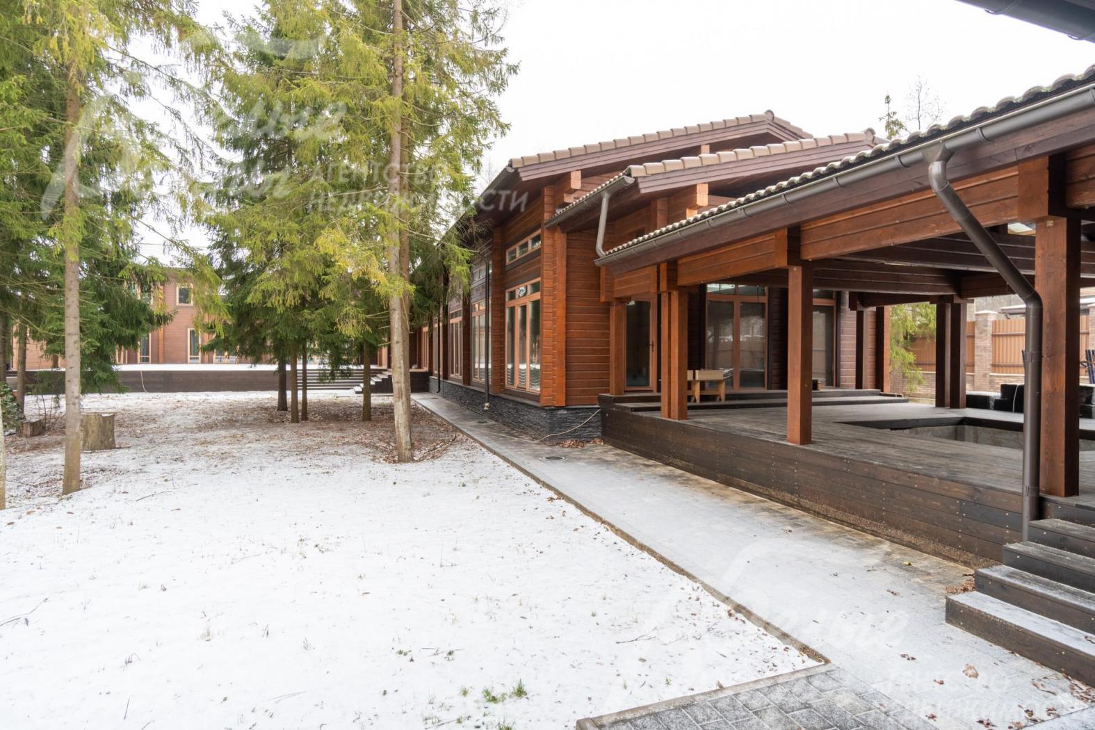 Участок находится в охраняемом коттеджном посёлке, окружённом лесом, недалеко от Москвы