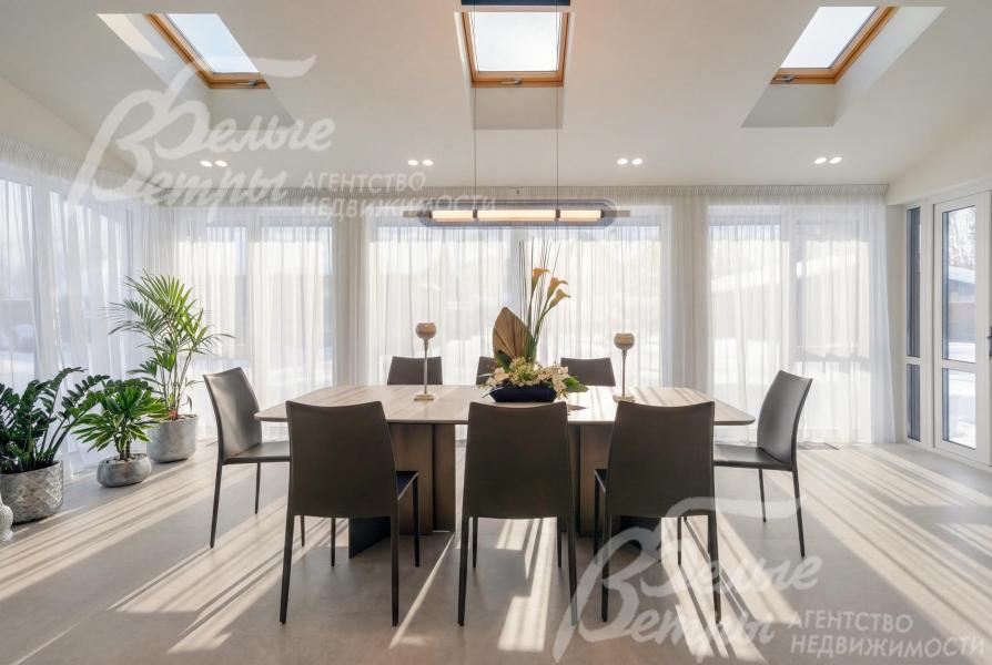 Столовая зона с панорамным остеклением и выходом на участок