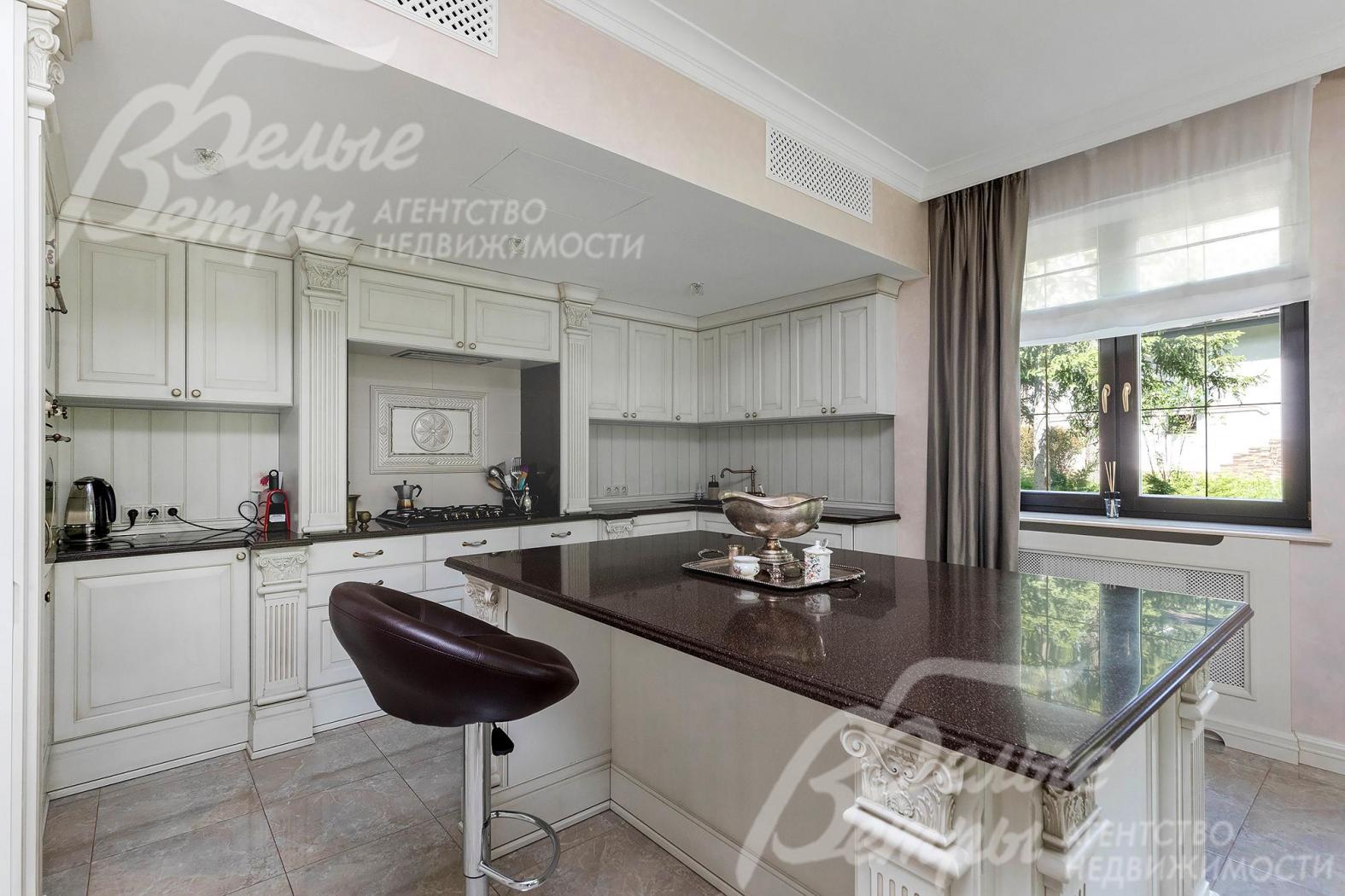 Кухонный гарнитур с фасадами из натурального шпона со столешницей из искусственного камня