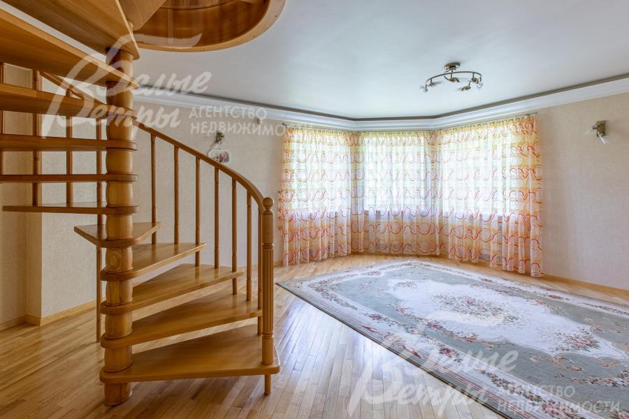 Винтовая деревянная лестница на мансардный этаж