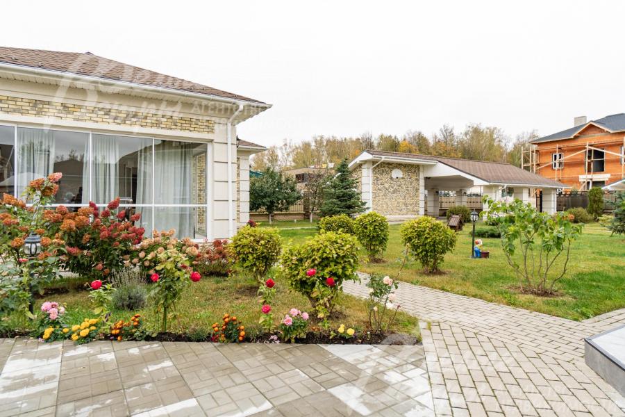 Дорожки и навес для авто вымощены брусчаткой