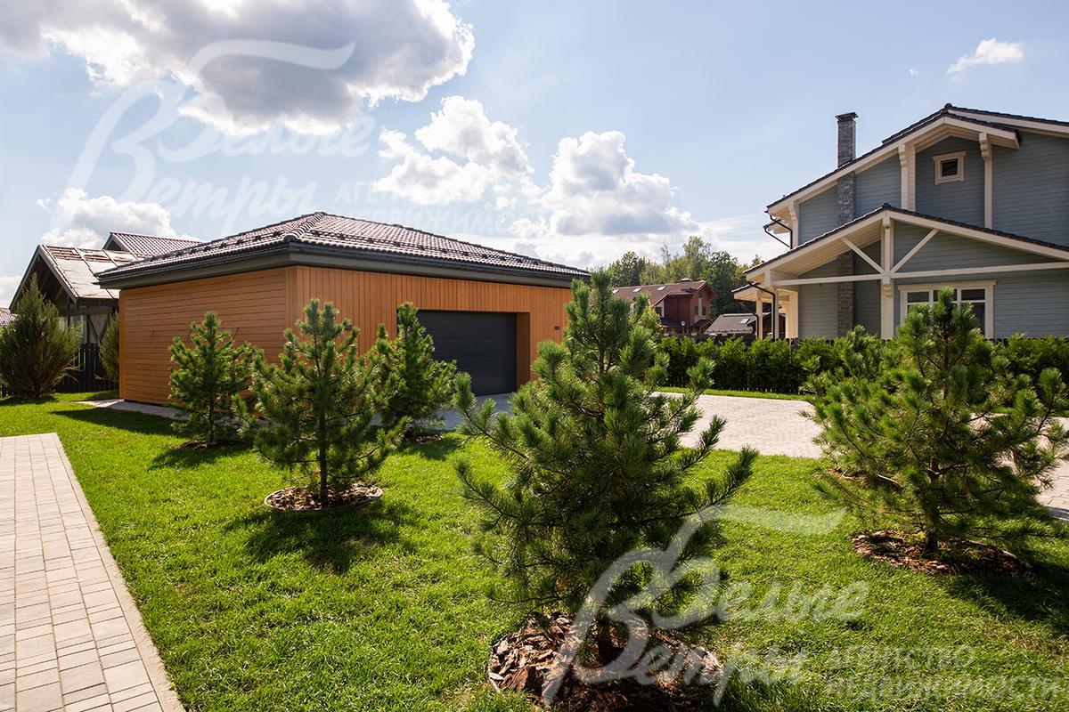 Живописные зеленые насаждения изящно обрамляют прогулочные маршруты