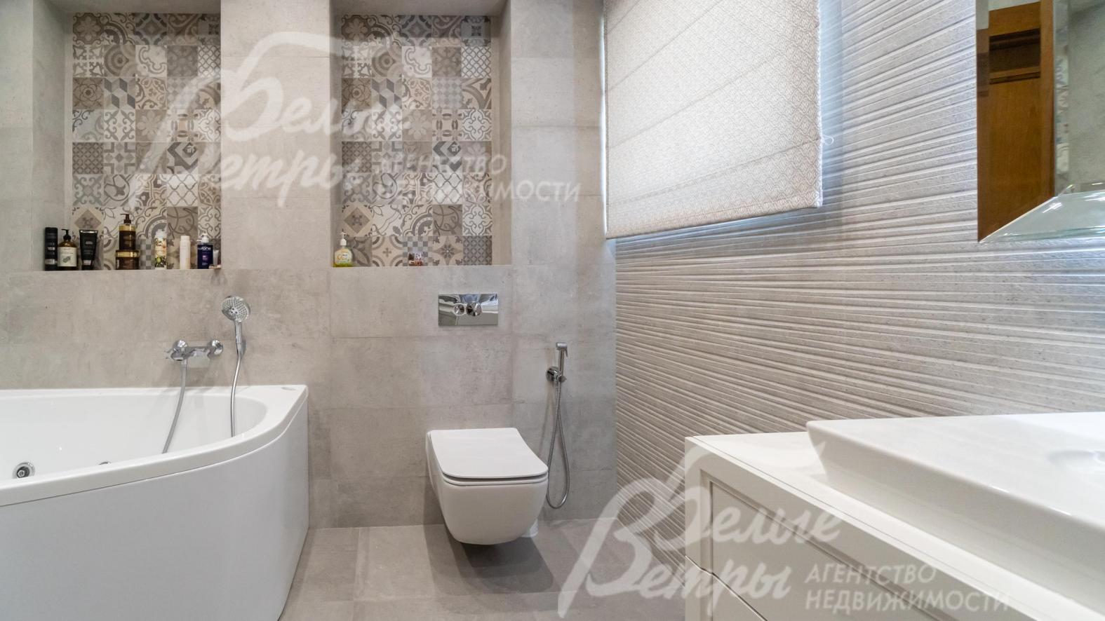 Санузел мастер-спальни в светло-серых тонах с джакузи