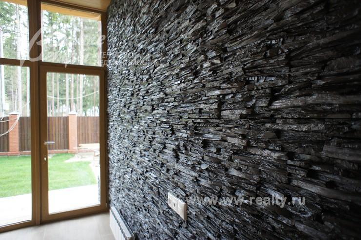 Стены облицованы диким камнем и лиственницей