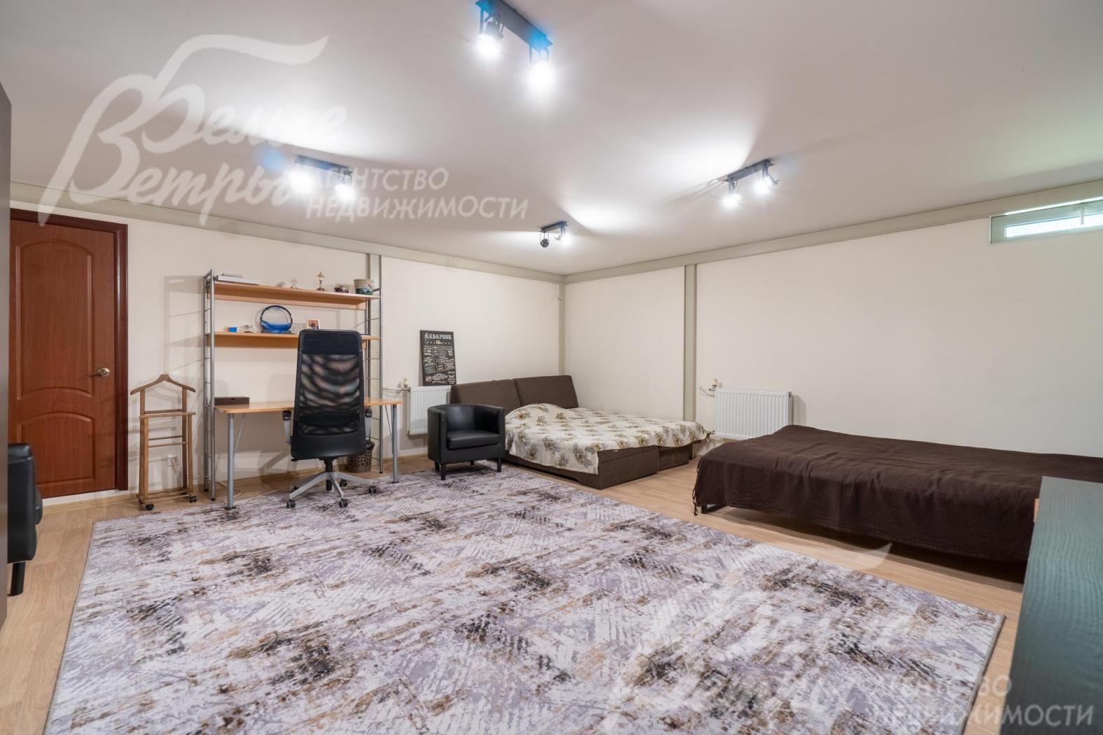 Спальня на цокольном этаже с выходом во двор