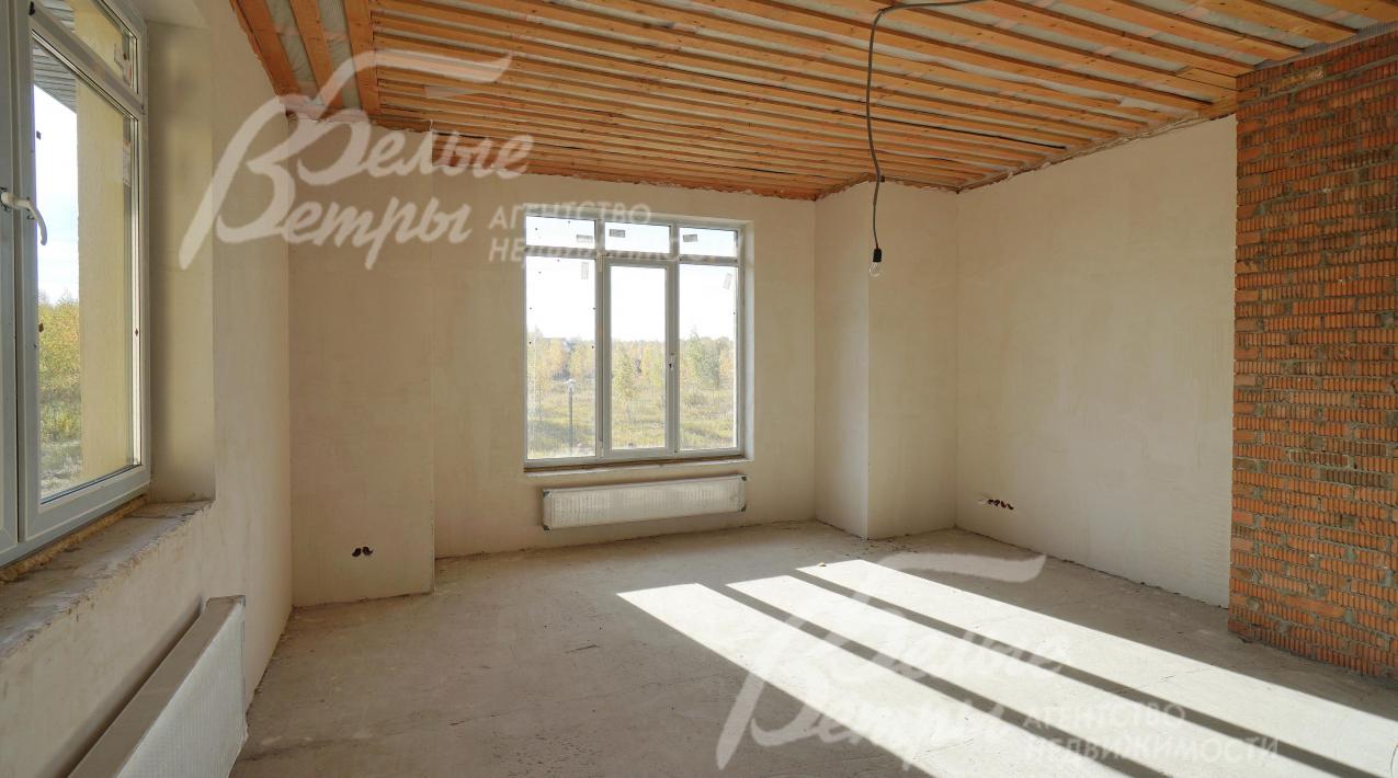 Стены выровнены и оштукатурены, выполнена стяжка полов