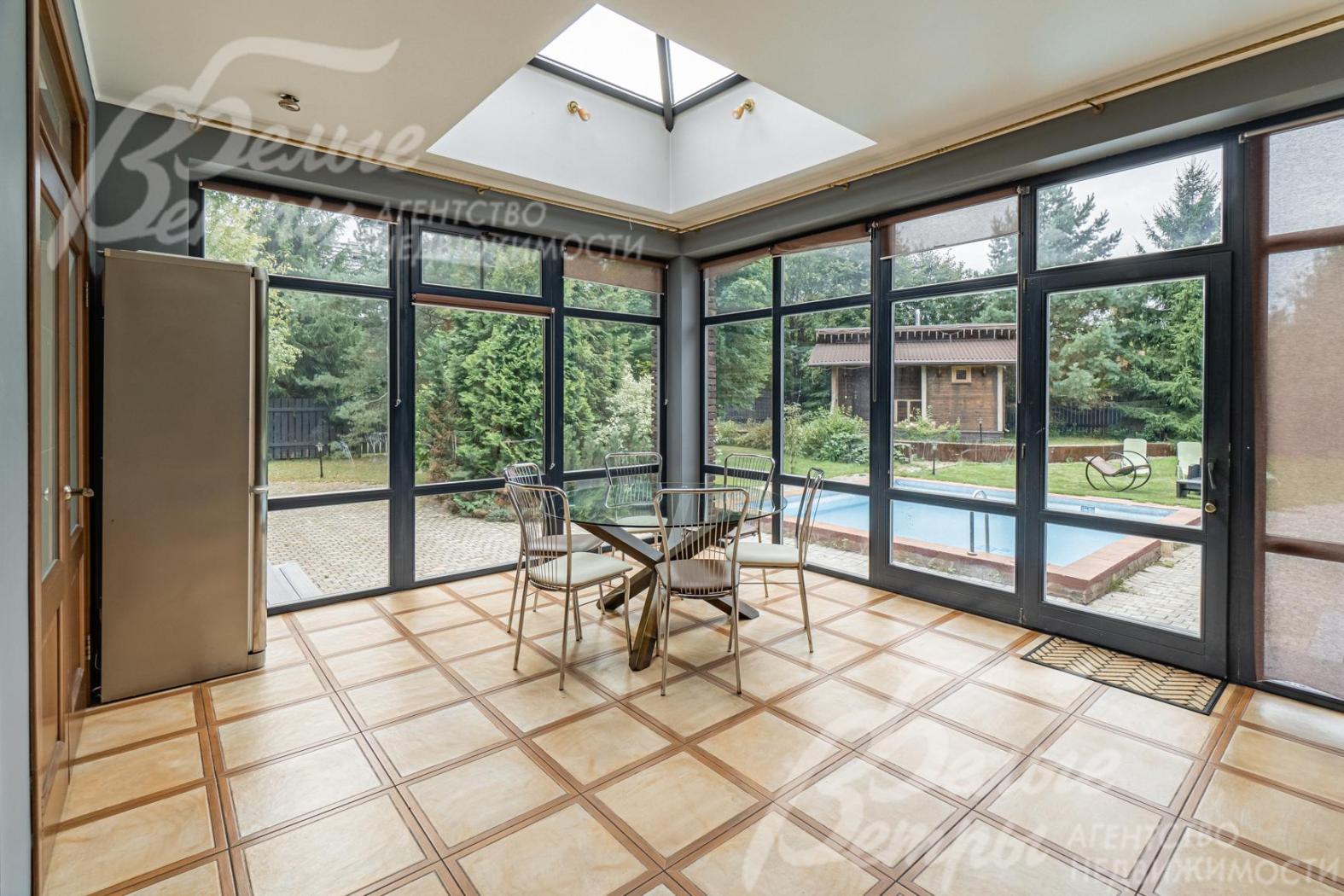 Зимний сад с видом на бассейн и участок