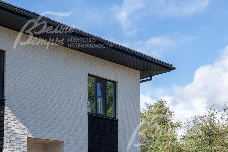 Дом облицован белым кирпичом ручной формовки, между несущей стеной и облицовочным слоем – вентиляционный зазор