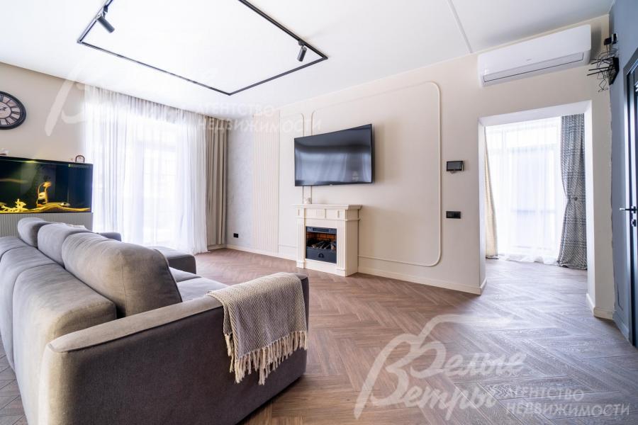 В гостиной находится электрический камин