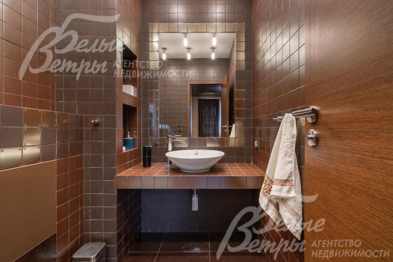 Санузел на первом этаже. В санузлах установлена импортная сантехника Villeroy&Boch и Duravit