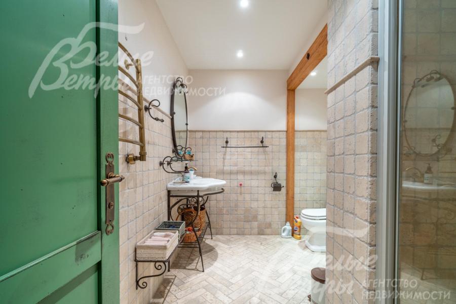 В санузлах – сантехника Villeroy&Boch и мебель в старинном стиле